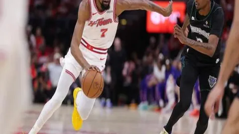 湖人首节内线得分惨淡，火箭双倍优势明显，力压湖人无中锋困境